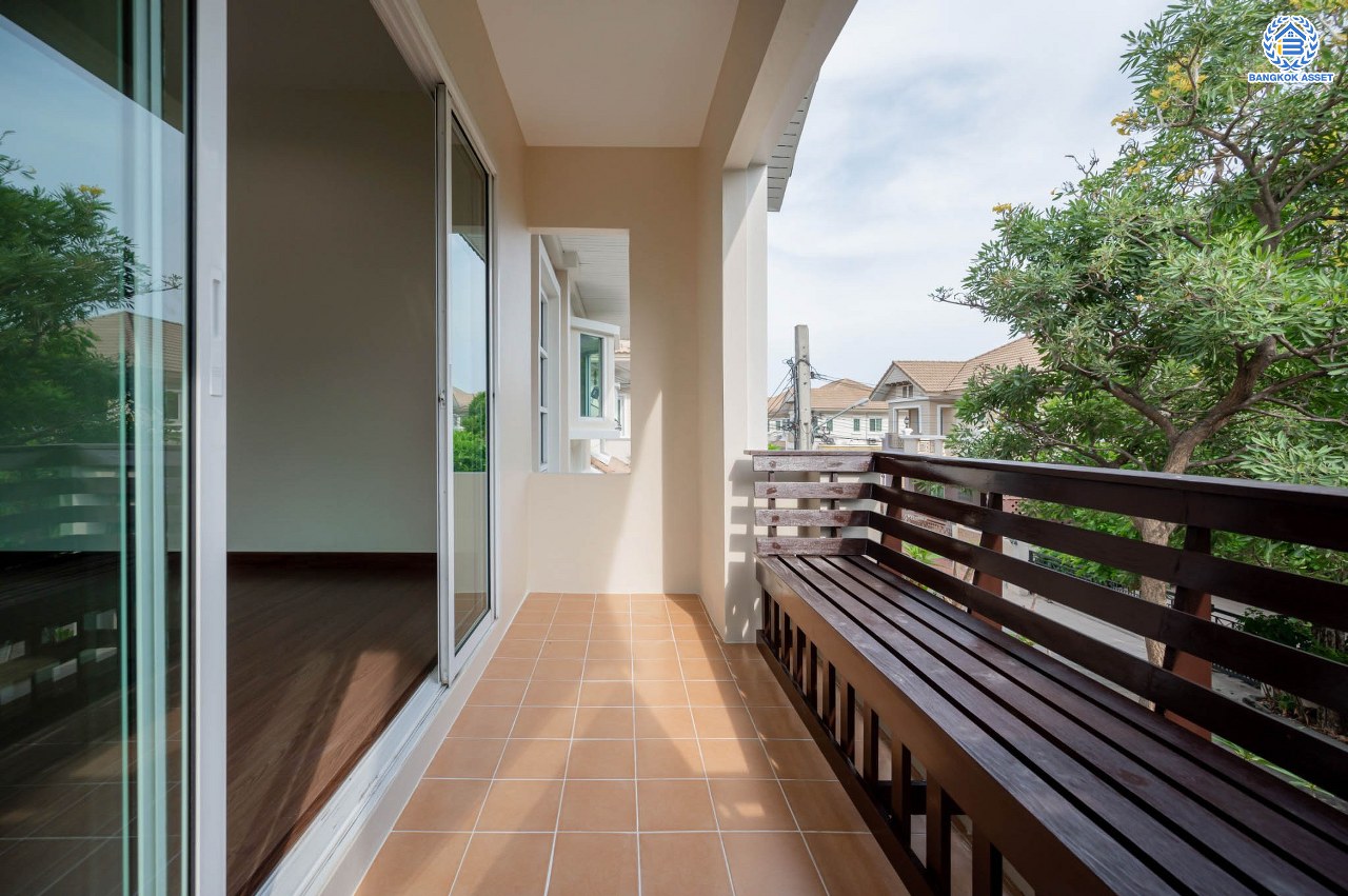 บ้านมือสองตกแต่งใหม่ โครงการ บ้านอาภา2 ปิ่นเกล้า-สวนผัก เนื้อที่ 61 ตร.ว. ฟังก์ชัน 3 ห้องนอน 3 ห้องน้ำ จอดรถได้ 2 คัน บนทำเลเดินทางสะดวก เชื่อมต่อหลายเส้นทาง ใกล้รถไฟฟ้าสายสีแดง "สถานีบางบำหรุ"